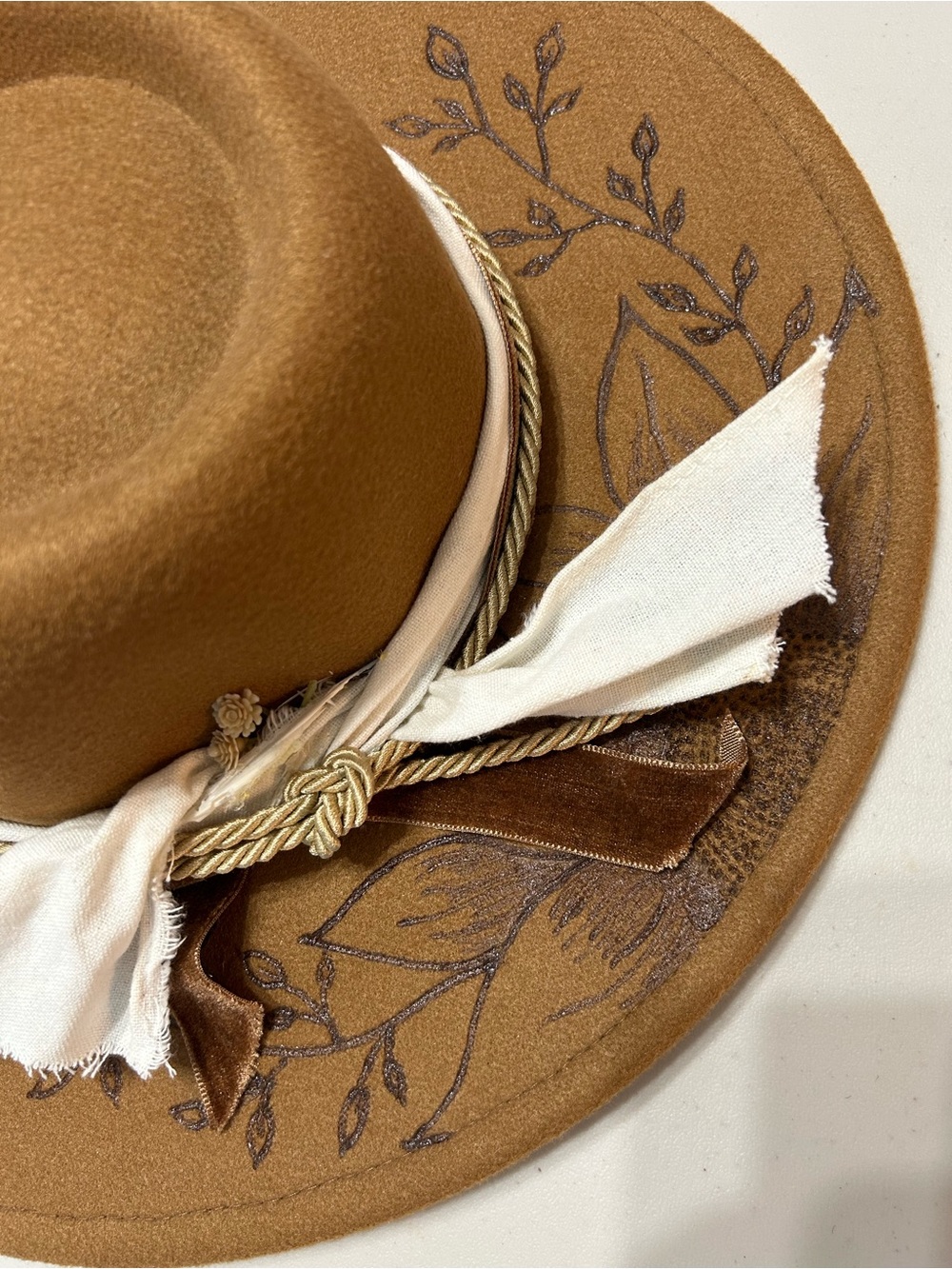 Rancher Hat Women’s Wide Brim Leaf Imprint Vegan Rope Suede Cotton Band NWOT - Picture 5 of 9
